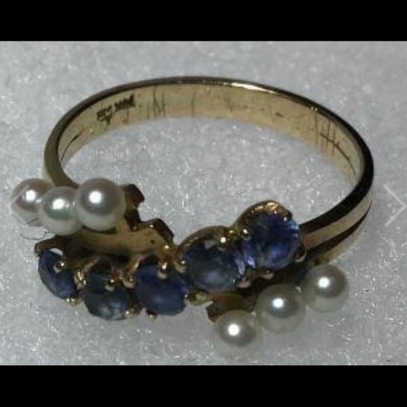 14k Gold ring with seed pearls and sapphires